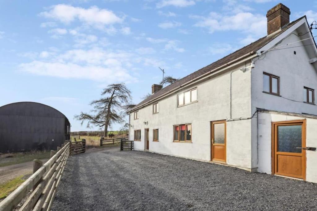 Upper Caerfaelog Farmhouse Llanbister المظهر الخارجي الصورة
