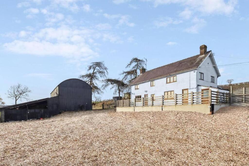 Upper Caerfaelog Farmhouse Llanbister المظهر الخارجي الصورة